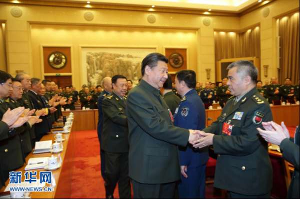 　　2016年3月13日，习近平出席十二届全国人大四次会议解放军代表团全体会议并发表重要讲话。图为习近平同军队人大代表亲切握手。新华社记者 李刚摄